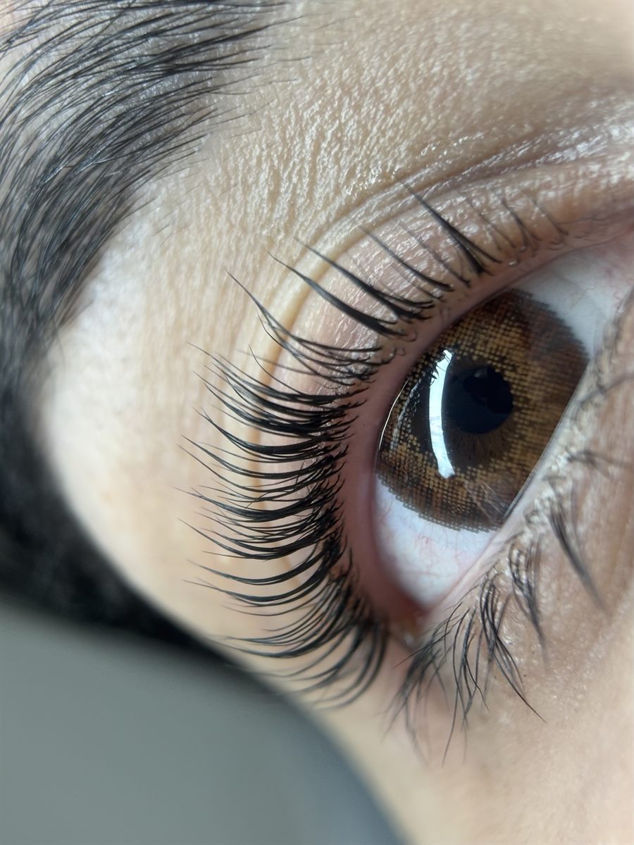 Nahaufnahme eines gelifteten Wimpernkranzes